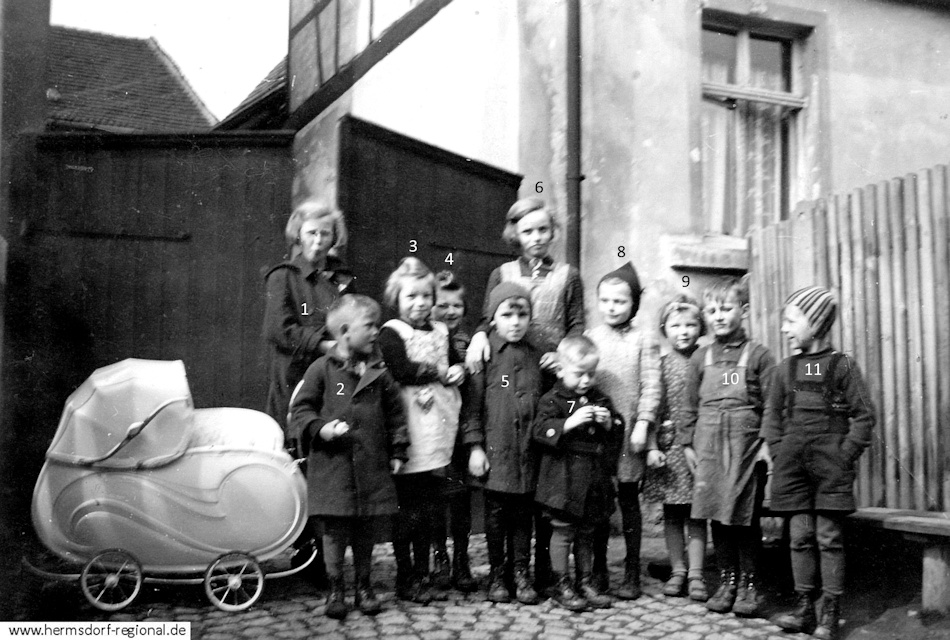 Kinder um 1940 in der Ernststraße (heute Alte Regensburger Straße) 